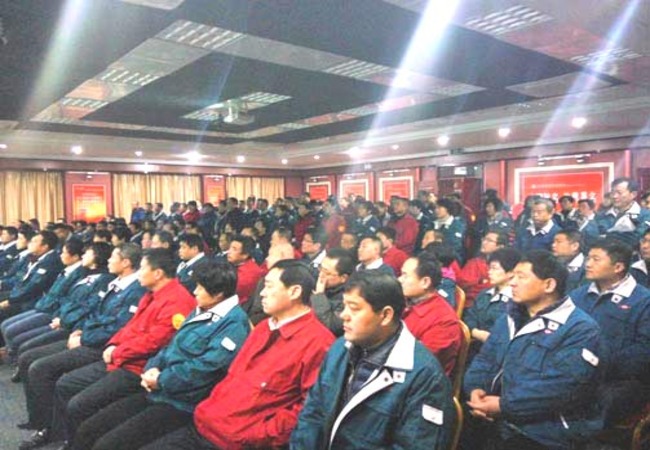 南宫NG28集团治理职员正在大礼堂认真听取科技职员的科普知识讲座